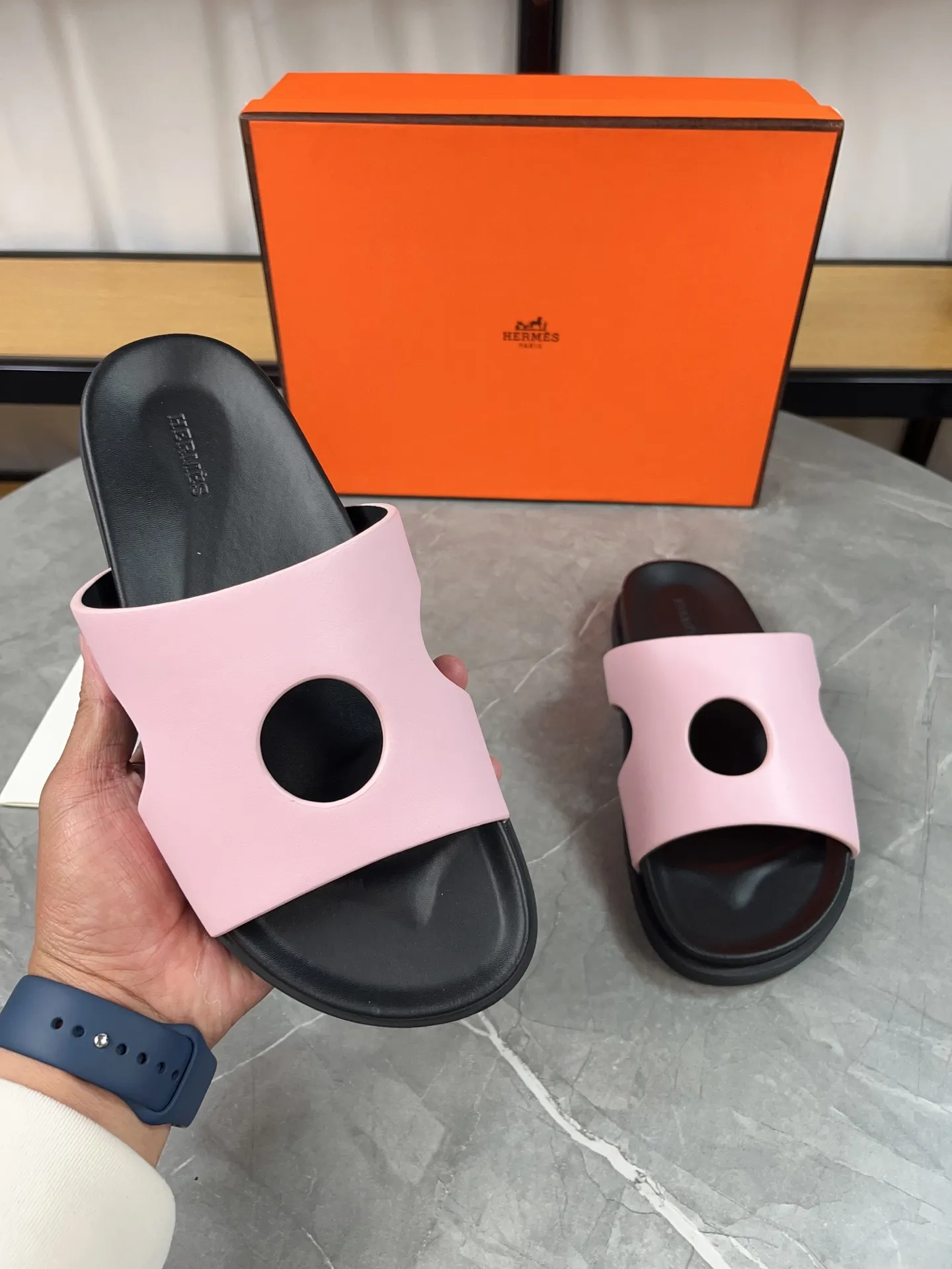 p400🐮🐮H family classic (couple style) Hermes Hermes spring and summer sandals series! Classic style, always popular slippers - sandals, great with any combination! ! ! Upper: imported PU inner lining: imported mixed sheepskin Outsole: Tpu non-slip and wear-resistant outsole Female size: 35-40 (customized at 41) Male size: 39-45 (customized at 39.45)